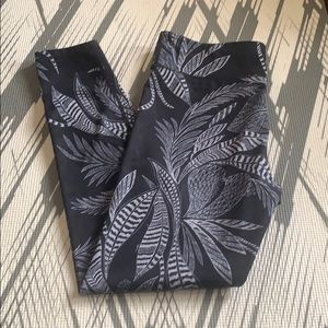 Joylab black mid rise botanical print leggings